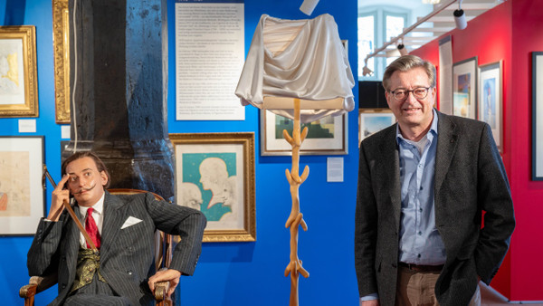 Ein Künstler und ein Sammler: Kurator Michael Imhof neben einer Figur von Salvador Dalí in der Ausstellung „Dalí – Leben und Werk“ in Steinau an der Strasse.