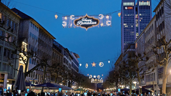 Angeschaltet: die Ramadan-Beleuchtung über der Freßgass’ in Frankfurt