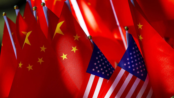 Die Nationalflaggen von Amerika und China