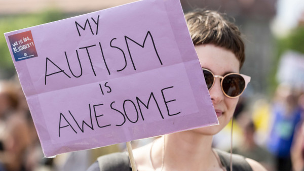 Bei einer Parade protestieren Autisten gegen Benachteiligung.