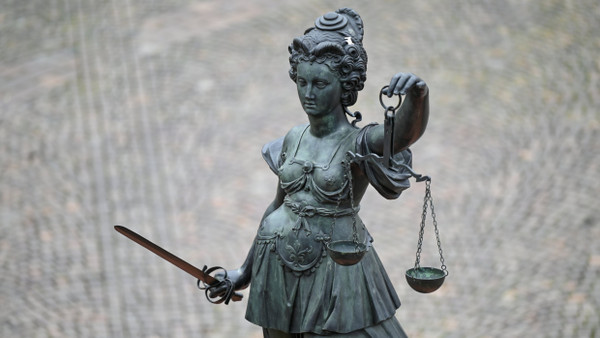 Symbol für Gerechtigkeit: die Statue der Justitia auf dem Gerechtigkeitsbrunnen des Frankfurter Römerbergs