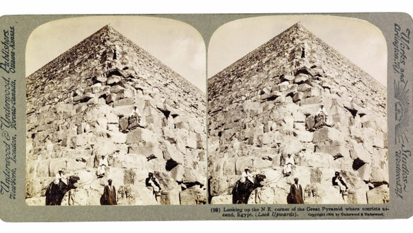 Das ist ja ein Doppelmordsbrocken! Die Nordostecke der Cheops-Pyramide in einer der 100 Ansichten von „Egypt Through the Stereoscope“ aus dem Jahr 1905
