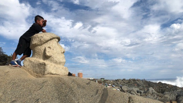 Kopf an Kopf mit dem großen Dichter: Vor Nerudas Haus in Isla Negra.