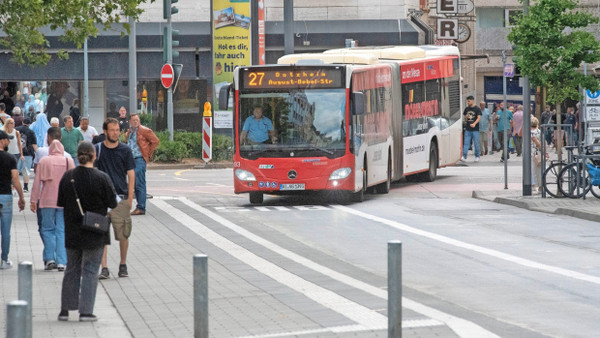Streichungen drohen: Nahverkehrsbusse in Wiesbaden könnten in Zukunft noch weniger fahren.