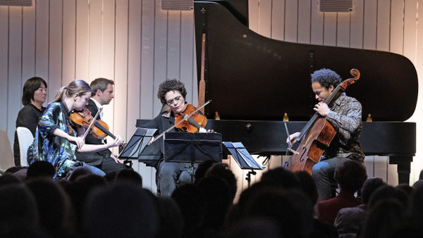 Guro Kleven-Hagen, Bertrand Chamayou, Tabea Zimmermann und Sheku Kanneh-Mason (von links nach rechts) spielen Brahms.