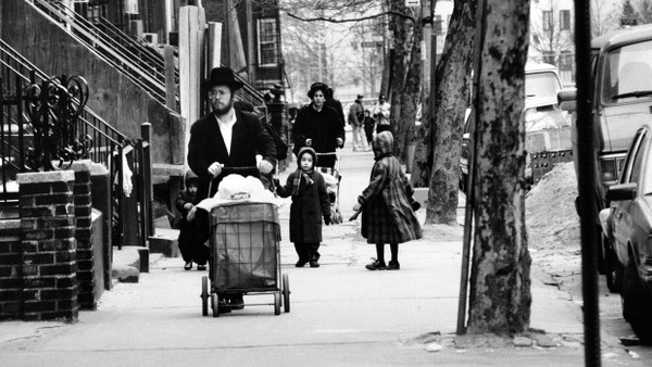 New York, 1992: Angesichts des Antisemitismus von rechts wie links stellen viele amerikanische Juden ihre politische Identität infrage.