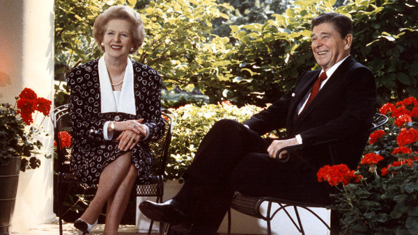 Magaret Thatcher und Ronald Reagan – diese zwei haben den Neoliberalismus voran getrieben.