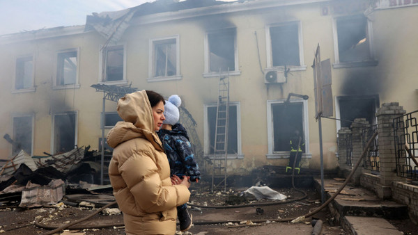 Eine Einwohnerin der Stadt Kostjantyniwka läuft am zerstörten Bahnhof vorbei.
