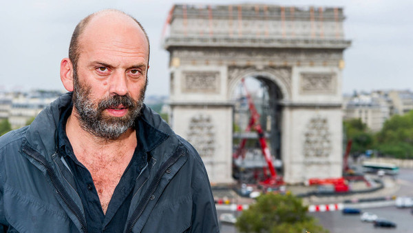 In Christos Mission: Der Neffe des Künstlers, Wladimir Jawaschew, führt dessen Projekt eines verhüllten Arc de Triomphe in Paris aus.