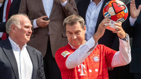 Trägt auch schon mal Bayern-Trikots: Bayerns Ministerpräsident Markus Söder