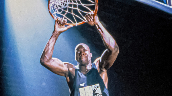 Er könnte das ganze Studio mit einem Fingerschnippen zertrümmern: 1992 hatte Shaquille O’Neal (2,16 m) gleich in zwei Spielen nicht bloß den Korb getroffen, sondern die Korbanlage zerlegt. Zwei Jahre ­später übernahm er eine Hauptrolle in William Friedkins Spielfilm „Blue Chips“.