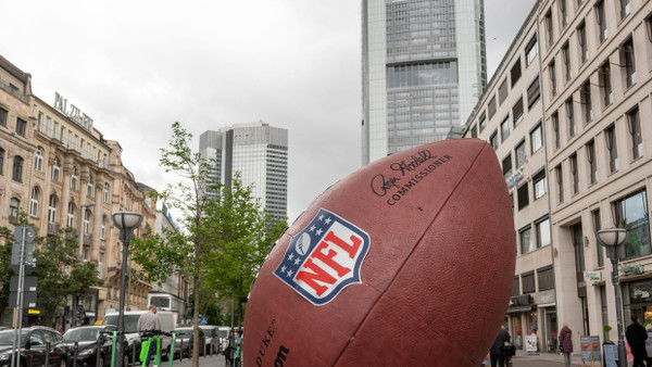 Ein überdimensionaler Football als Vorbote: Die NFL wirbt am Roßmarkt für die Gastspiele im November.