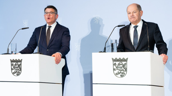 Nach der Ministerpräsidentenkonferenz: Der hessische Ministerpräsident Boris Rhein (CDU) und Bundeskanzler Olaf Scholz (SPD) am Mittwoch