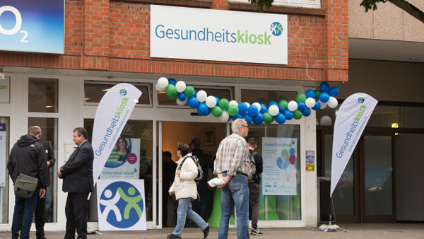 Passanten bei der Eröffnungsfeier im August 2017 vor dem neuen Gesundheitskiosk in Hamburg. Es könnte eines von wenigen bleiben.