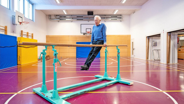 Immer noch fit: Dan Negrea schwingt sich in der Sporthalle der Schillerschule auf den Barren.