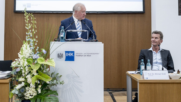 Ulrich Caspar (links) bleibt IHK-Präsident, sein Gegenkandidat, Michael Groß, hat das Nachsehen.