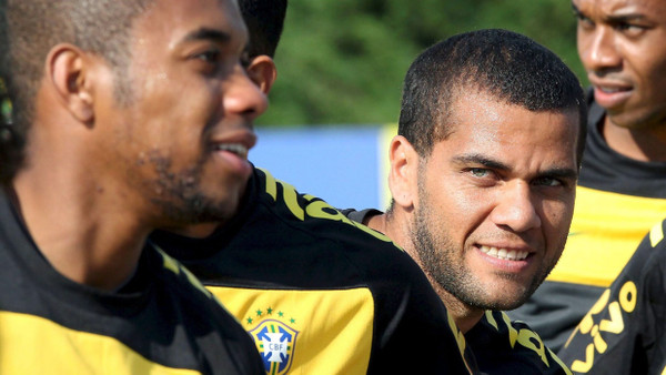 Robinho und Dani Alves (rechts) spielten einst gemeinsam für Brasilien.
