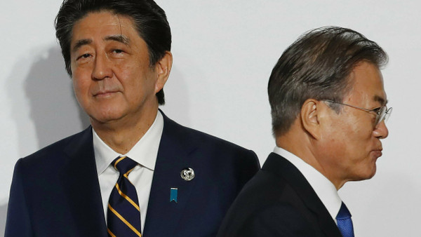 Der südkoreanische Präsident Moon Jae-in (rechts) und Japans Premierminister Shinzo Abe im Juni 2019 in Osaka