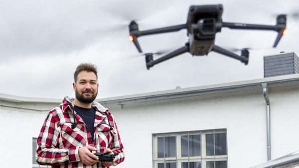 Fliegender Helfer: Jonas Dämgen setzt in seinem Dachdeckerbetrieb Drohnen ein.