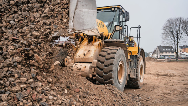 Wertvolles Baumaterial: Die Wahl besteht zwischen langen Transportwegen oder teurem Recycling.