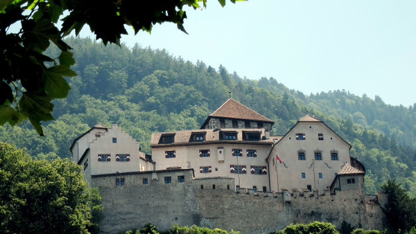 Die Burg Liechtenstein thront über der Hauptstadt Vaduz.