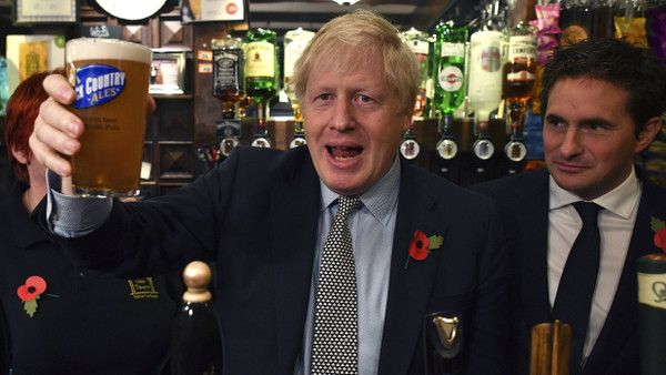 Ein Pint Beer auf das Umfragehoch - und Farage? Der britische Premierminister Boris Johnson traf sich am Montagabend mit Veteranen in Wolverhampton.