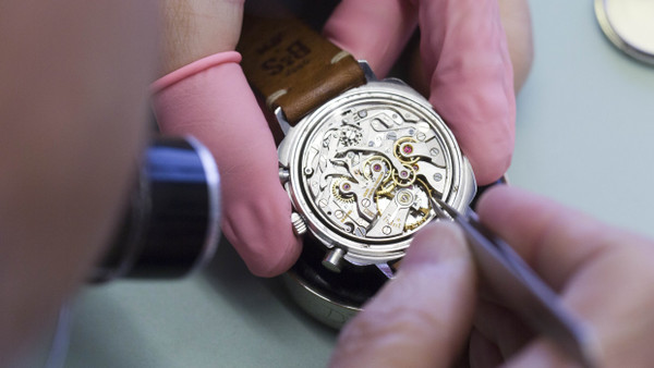 Vertrauen ist gut, Kontrolle besser: Ein Uhrenmacher prüft eine Rolex Daytona.