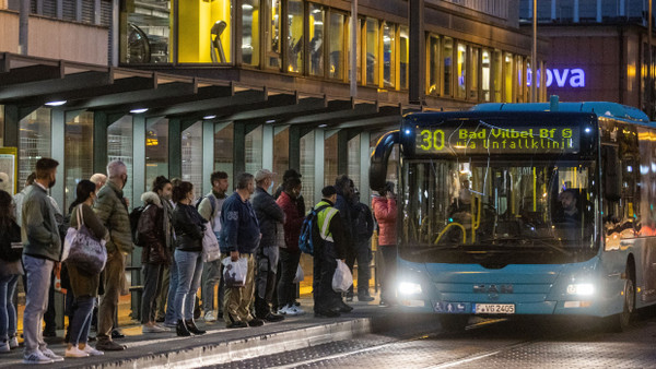 Buslinie in Frankfurt: Auch die kommunalen Verkehrsbetriebe haben Beschäftigung aufgebaut.