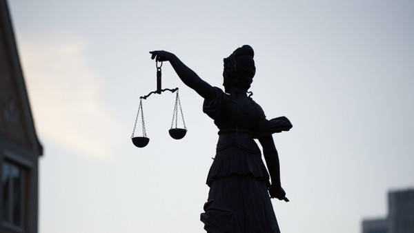 Symbol für Gerechtigkeit: die Figur der Justitia in Frankfurt