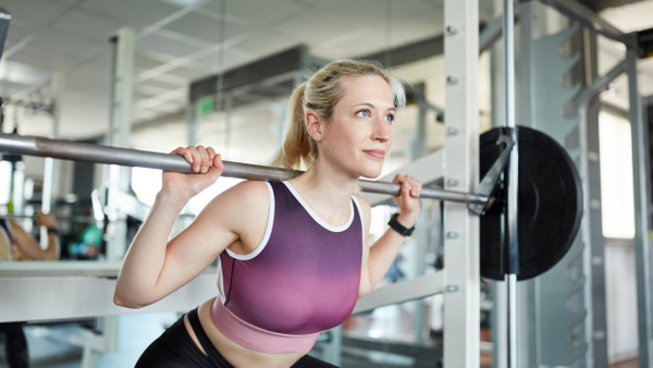 Intensives Krafttraining: Wer mehr als fünf Stunden in der Woche Sport treibt, dem empfiehlt die DGE 1,2 bis zwei Gramm Protein pro Kilogramm Körpergewicht am Tag.
