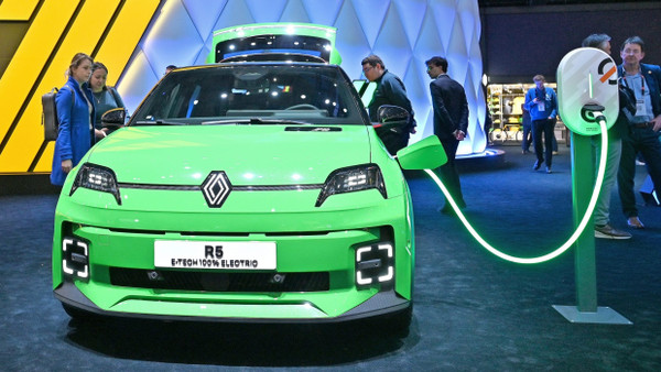 Irre geworden? Renault zeigt auf dem Autosalon in Genf den neuen R5. Elektrisch angetrieben. Gebaut in Frankreich. Mit Nostalgie. Für die Zukunft.