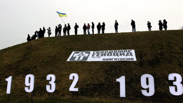 Am zentralen Mahnmal für den Holodomor in Kiew zündeten Trauernde am 26. November 2011 Kerzen an.