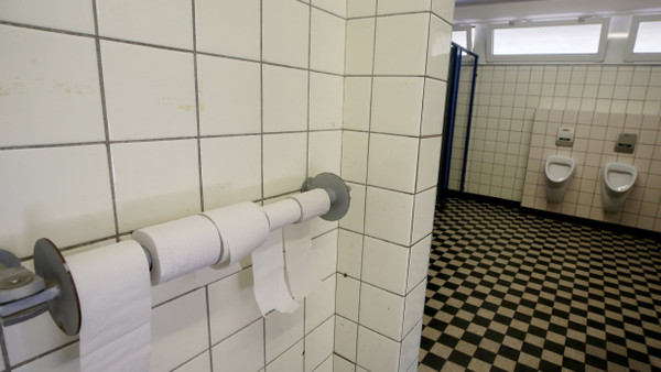 Sanitäranlagen an Frankfurter Schulen wurden bislang von ortsansässigen Firmen gewartet, nun übernimmt diese Aufgabe eine Firma aus Gießen.