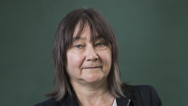 Man könnte sie fast für eine Doppelgängerin oder Zwillingsschwester ihrer Heldin Sandy halten: Ali Smith 2015 beim Edinburgh International Book Festival.