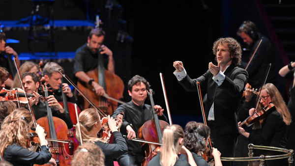 Im wahrsten Sinne kein Pultstar: Nicholas Collon leitet das Aurora Orchestra ohne Partitur, hier bei der „Last Night of the Proms“ 2019 in London.