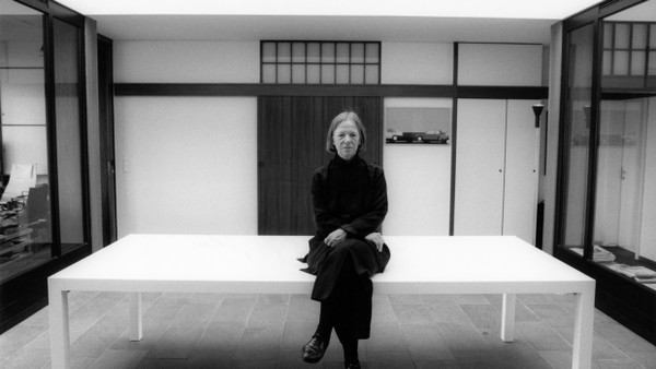 Tabula rasa vor schwarzem Rahmen und Sportwagenikone: Candida Höfer am 7. Juni 2003 in Köln-Rodenkirchen. Ein Jahr vor ihrem sechzigsten Geburtstag vertrat die Fotografin Deutschland auf der Biennale von Venedig.
