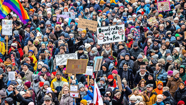 Für Demokratie, gegen Menschenfeinde: Kundgebung auf dem Römerberg in Frankfurt am 20. Januar