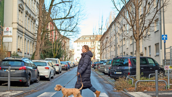 Frische Luft und weniger Stress: Die Frankfurterin Franziska Fehn geht fast überall zu Fuß hin.