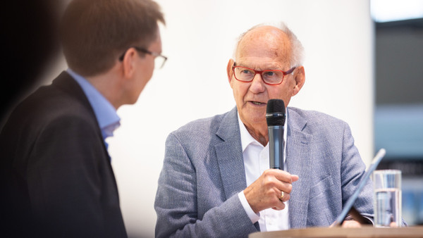 Der Philosoph Otfried Höffe (r.) im Gespräch mit Patrick Bernau am Stand der F.A.Z. auf der Frankfurter Buchmesse 2023