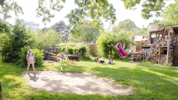 Spaß an der frischen Luft: Kinder spielen auf dem Abenteuerspielplatz Günthersburg