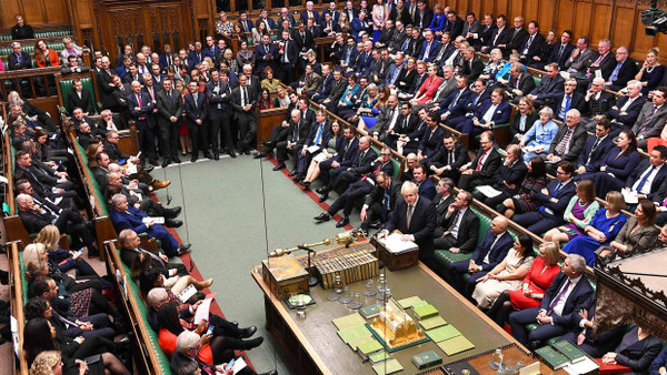 Der britische Premierminister Boris Johnson spricht im Unterhaus nach der Rede der Queen zur Eröffnung des Parlaments.