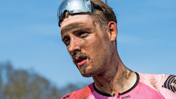 Die Strapazen stehen ihm ins Gesicht geschrieben: Paris-Roubaix-Teilnehmer Jonas Rutsch
