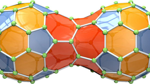 Erdnuss: Modell eines hypothetischen Moleküls aus 120 Kohlestoffatomen (grün) und ihren chemischen Bindungen (weiß). Seine schlanke Taille ist ihm nur möglich, weil es außer Fünf- und Sechsecken auch Siebenecken (rot) enthält. Es ist daher kein Fulleren sondern ein Fulleroid.
