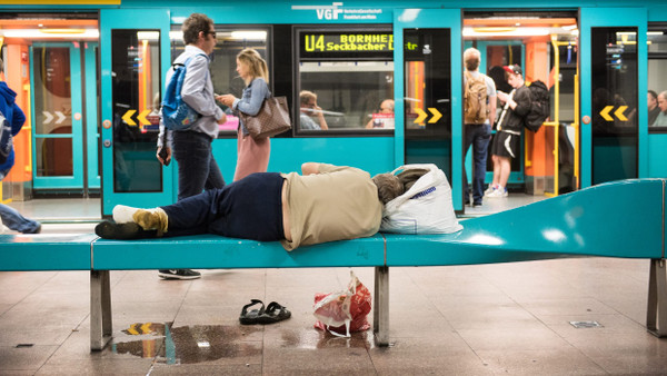 Ein Obdachloser liegt an der U-Bahnhaltestelle des Frankfurter Hauptbahnhofs.