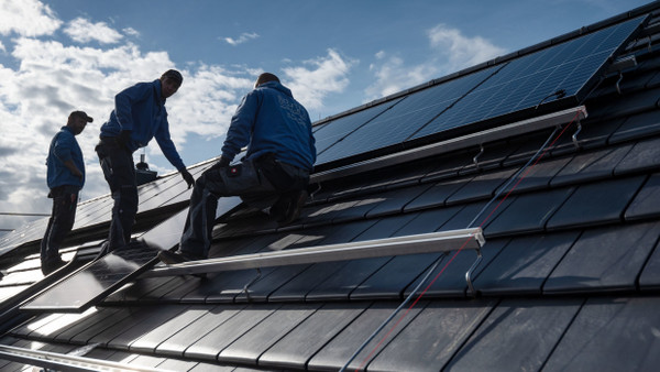 Um dieses Jahr noch Solarmodule und vor allem Techniker zu bekommen, die sie auf dem Dach installieren, braucht es Ausdauer und ein bisschen Glück.
