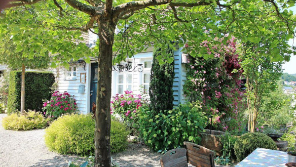 Ein Schattenplätzchen zwischen Rosen und Gehölzen findet sich immer im Sinntaler Garten von Familie Sandmann.