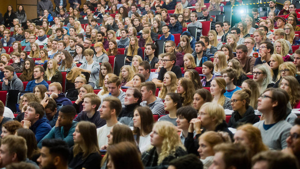 Studienanfänger in Hannover. Die Wahrscheinlichkeit, dass 17-Jährige darunter sind, wird immer größer.