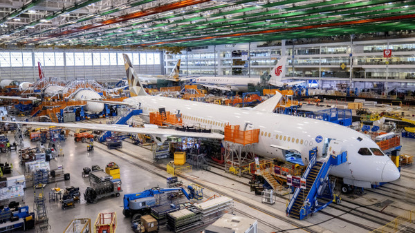 Boeing-Mitarbeiter montieren ein Flugzeug des Typs „Boeing 787 Dreamliner“. Der Konzern musste sich zuletzt immer wieder Kritik stellen.