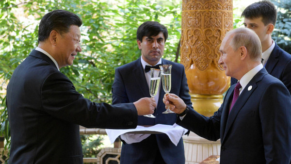 Chinas Staatschef Xi Jinping und der russische Präsident Wladimir Putin stoßen während einer Asienkonferenz in Tadschikistan an.