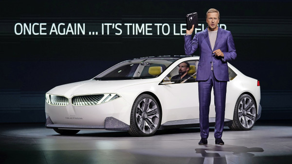 Die neue „Neue Klasse“: BMW-Vorstandschef Oliver Zipse präsentiert das Steuerungssystem der Neuentwicklung.